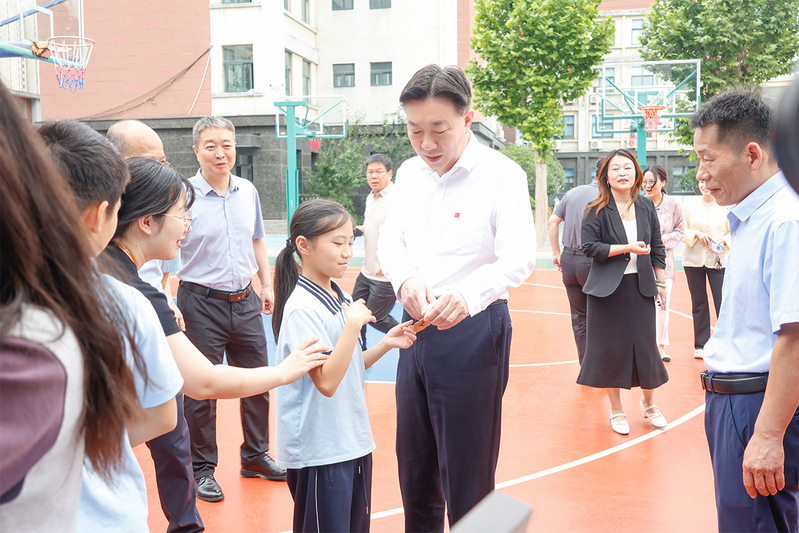 党委书记张志坚到附属学校、幼儿园开展“六一”国际儿童节慰问活动