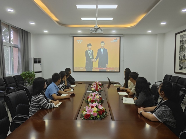 经济与管理学院组织师生观看国家勋章和国家荣誉称号颁授仪式