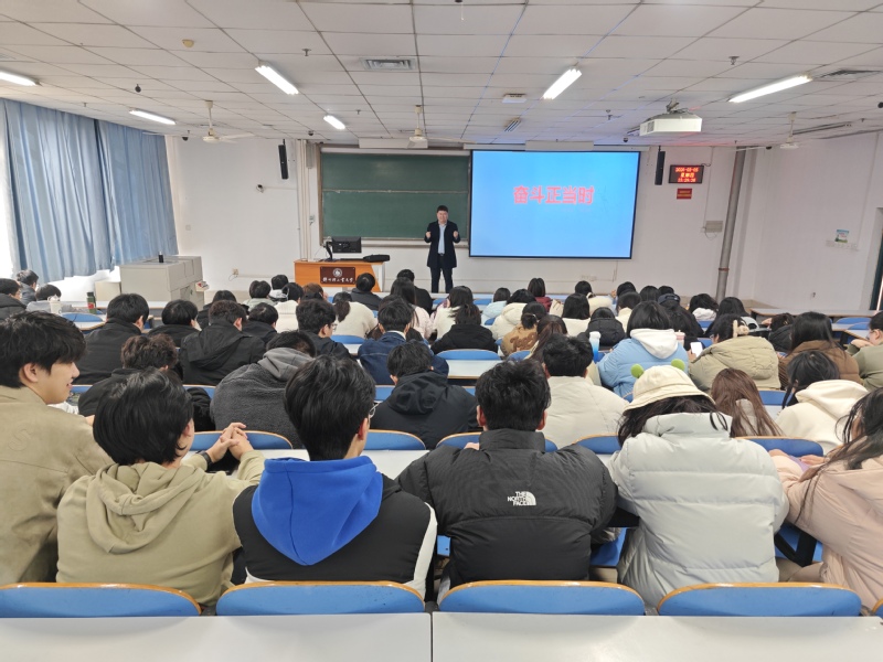 烟草科学与工程学院党委书记、关工委主任安小宇为学生讲授专题思政课