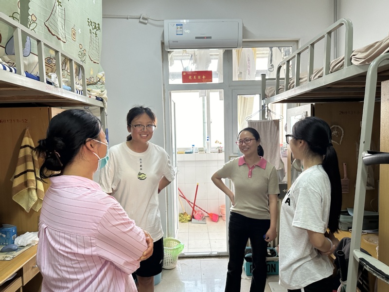 体育学院开展劳动教育实践暨学生宿舍大扫除活动