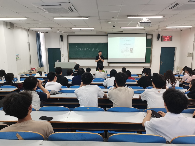 校关工委“五老”宣讲团成员张运强老师为学生作专题讲座