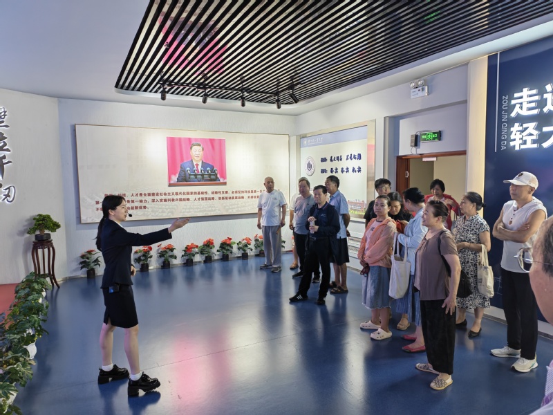 离退休职工工作处组织开展“学思想 看变化 助发展”专题参观调研活动