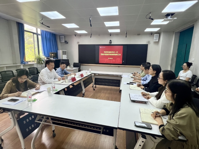 校党委副书记、关工委副主任杨新宇深入外国语学院调研指导就业创业工作