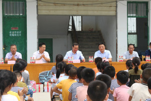 校关工委赴泌阳看望慰问暑期社会实践学生