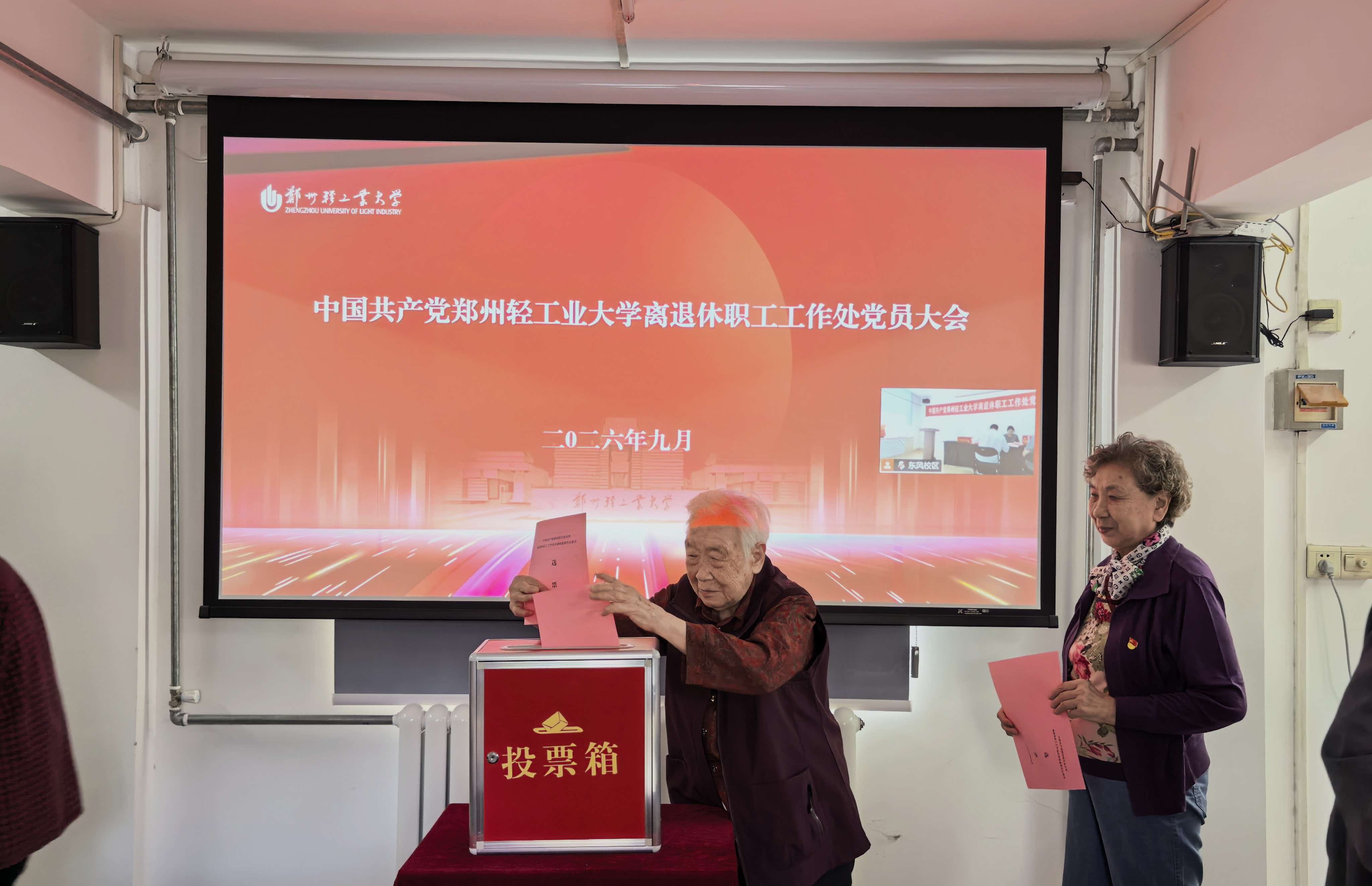 （投票现场）